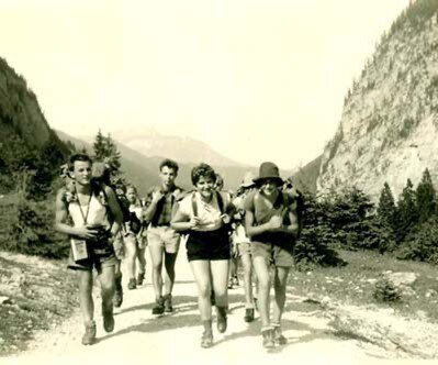 Die Sektionsjugend bei einer Sommerwanderung durch das Steinerne Meer und zum Dachstein. V.l.n.r. Wiegand Isele, "Caruso", Conny Schulz, Monika Kettner.  | © DAV Sektion Mainz