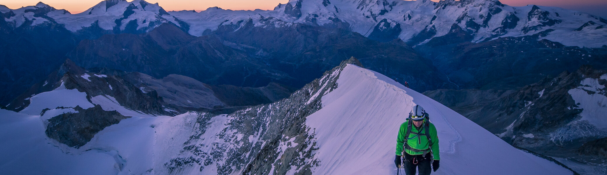 Hochtour im Wallis: Wanderer auf Schneebedeckten Gipfeln | © DAV/Silvan Metz