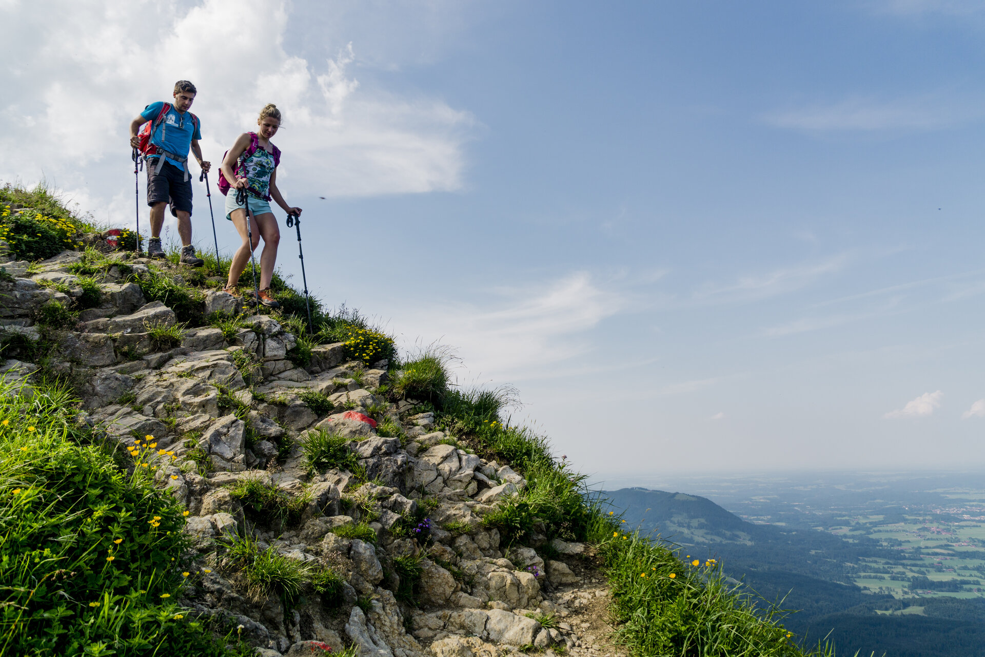 Zwei Wanderer mit Stöcken beim Abstieg | © DAV/Hans Herbig