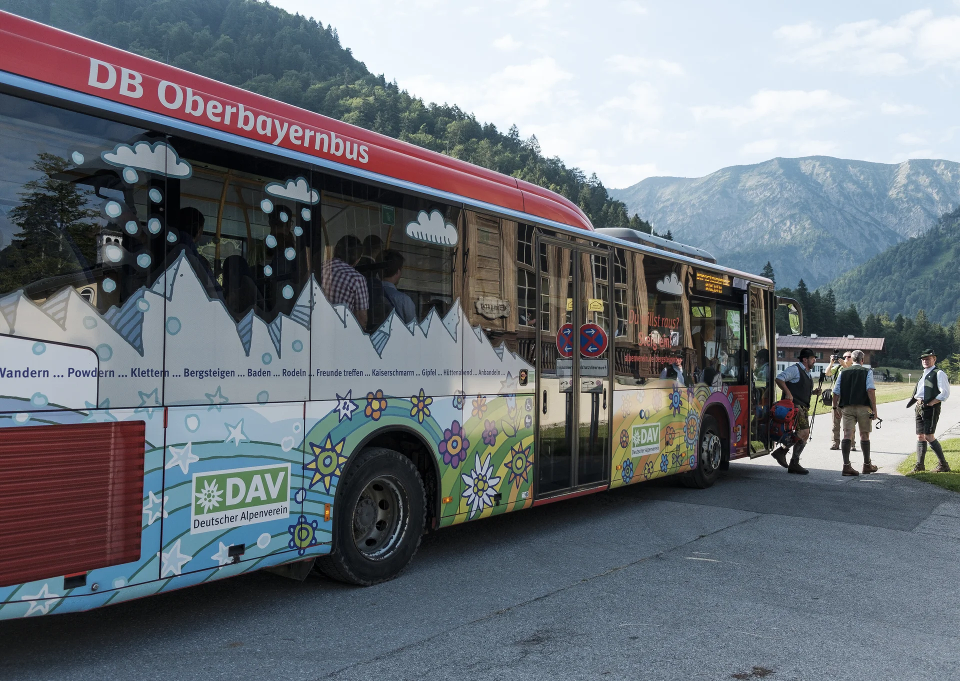 Bergbus des DAV | © DAV/Hans Herbig Menschen steigen in den Bergbus ein und nutzen somit das Angebot mit öffentlichen Verkehrsmitteln in die Alpen zu fahren | © DAV/Hans Herbig