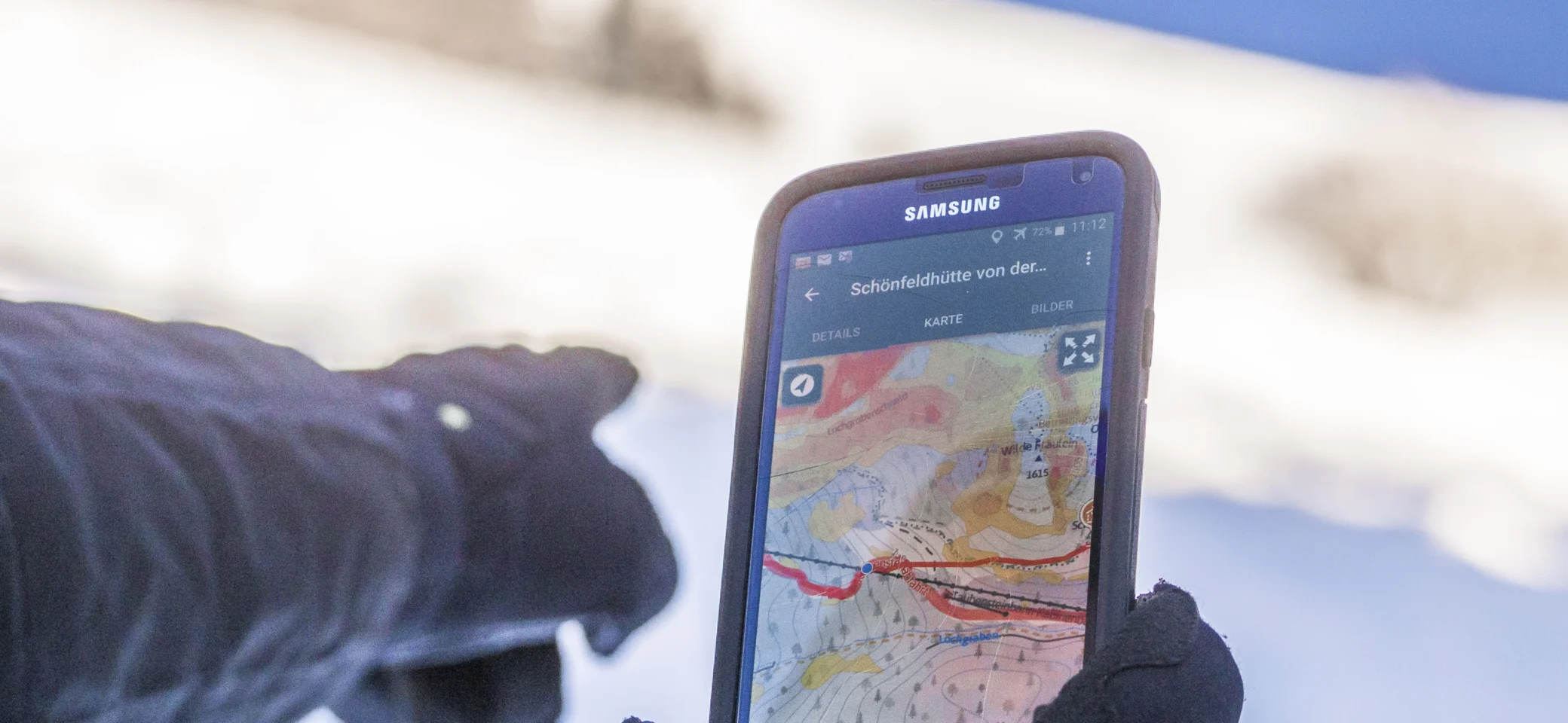 Digitale Wanderhelfer | © DAV /Silvan Metz Orientierung mit der Webseite alpenvereinaktivcom, die in einem Smartphone aufgerufen ist. | © DAV /Silvan Metz